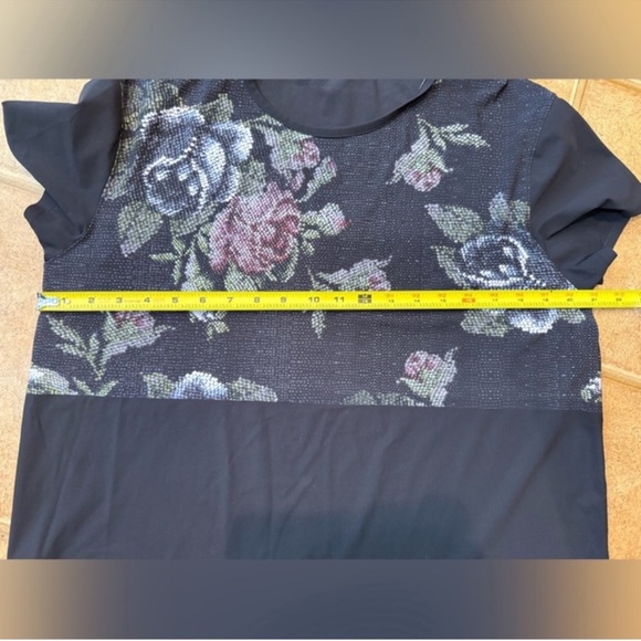 Lululemon Black Floral Pixel Garden Party Short Sleeve Snapshot Tee Size 12 - Picture 4 of 4